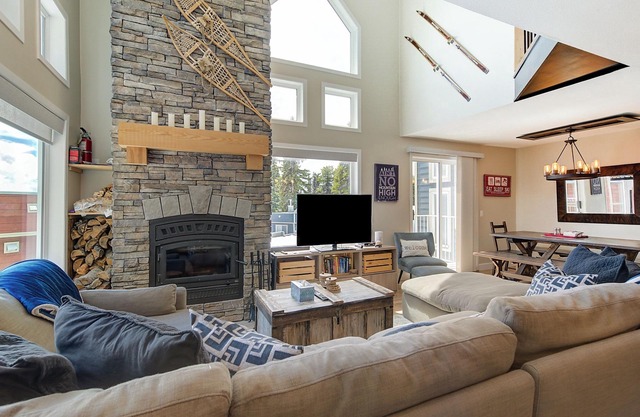 Ski To/From, 5 Bedroom, Hot Tub, Walk to Village Chalet.