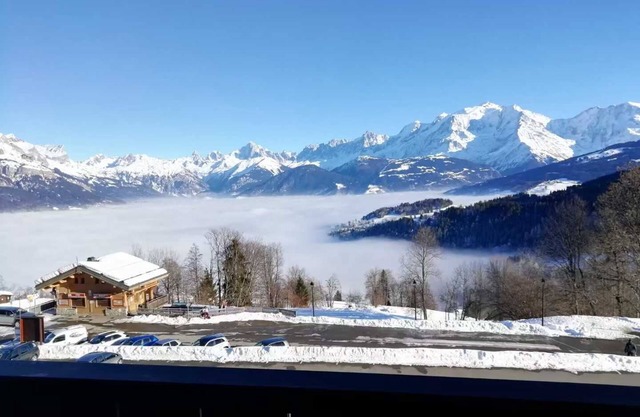 Skiing on the Mont Blanc balecon