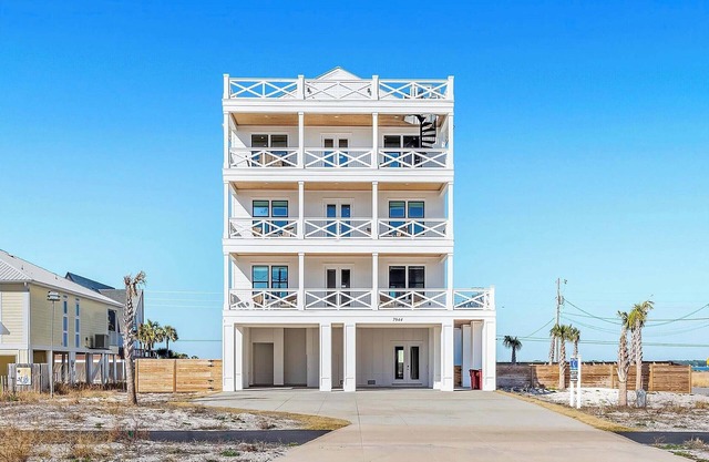Sky High- pup friendly home w/pool, sleeps 22!