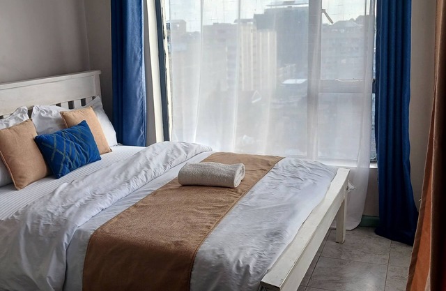 Sky Pearl Airport Stay- WiFi, Netflix, Parking & Views