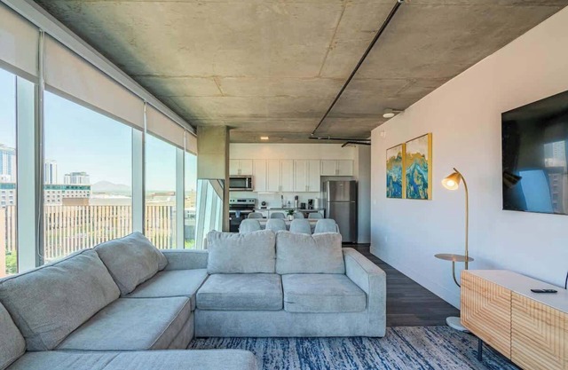 Skyline 3BR Getaway Pool, Gym & Smart TV