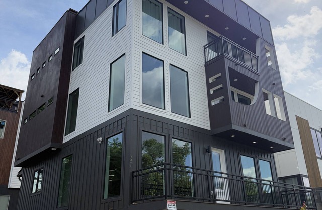 Skyrise Stay - New 5-Story w/Rooftop Bar, Hot Tub, Elevator & Skyway Bridge