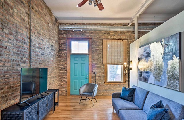 Sleek Chicago Apt: Walk to Dining + Nightlife