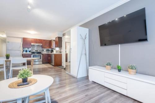Sleek Modern Escape Suite - Comfort and Style in the City