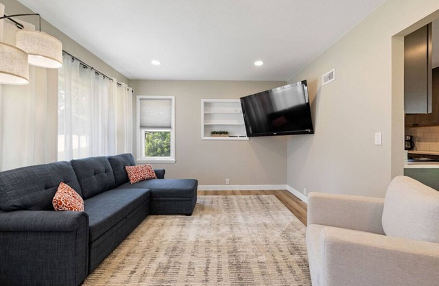 Sleeps 10, Available Garage!