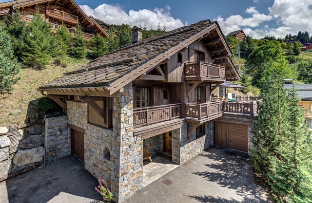 Sleeps 10 with Hot tub and spectacular mountain views