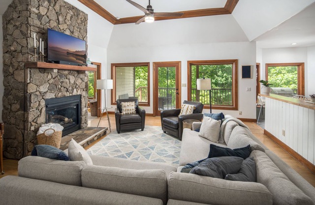 Sleeps 12, Close to everything! w/Hot Tub