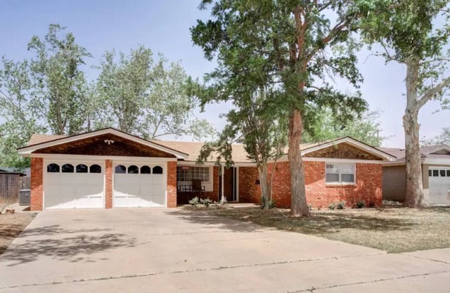 Sleeps 12! Large 4BDR|2BTH Updated w/Full Kitchen Patio & Basement