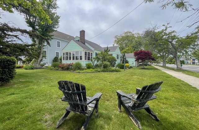 Sleeps 13 Guests. Three blocks to Beach