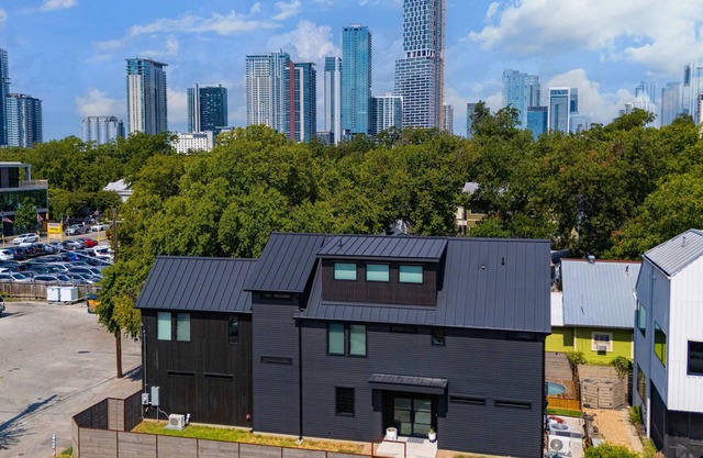Sleeps 16! Walk to Downtown! MiniPutt | GameRoom
