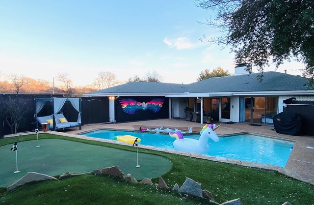 Sleeps 18 & Heated Pool & MiniGolf by Uptown Dallas