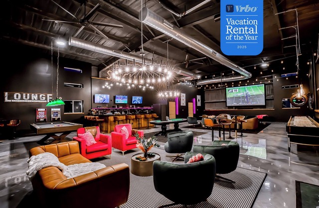 Sleeps 20 - Barn w/Bar + Games, Pool, Volleyball