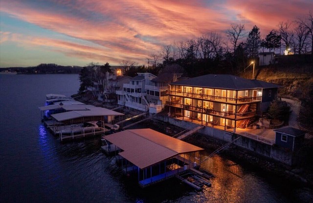 Sleeps 26 lakefront w/private dock & dance floor!