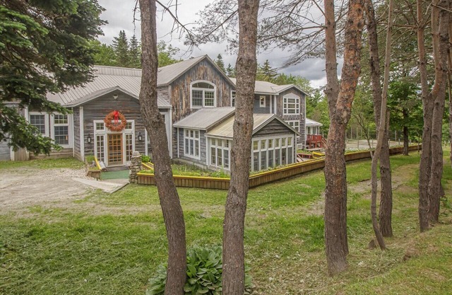 SLEEPS 32+ Indoor-pool, spa, sauna, fire pit & more! At the foot of MOUNT SNOW!