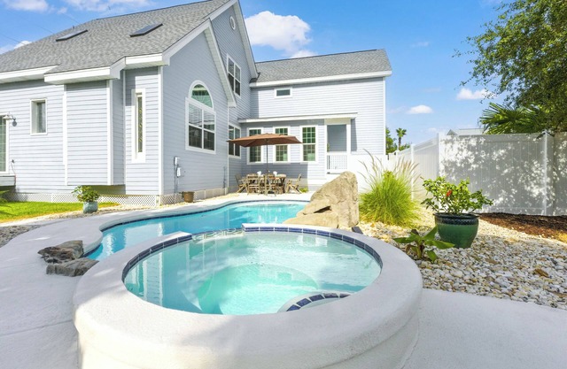 Sleeps 4, Private Pool, New everything, Crystal Beach,