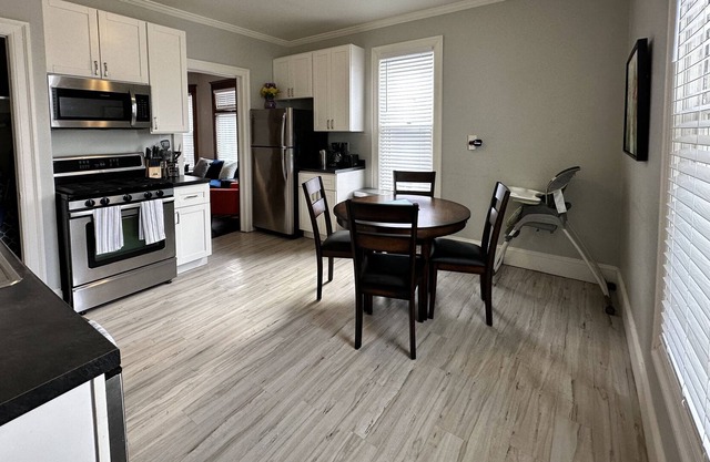 Sleeps 5☆2 bed☆Lower Duplex☆1.5mi to☆City Laundry