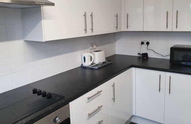 Sleeps 5 in 5 beds on Western side of Cheltenham