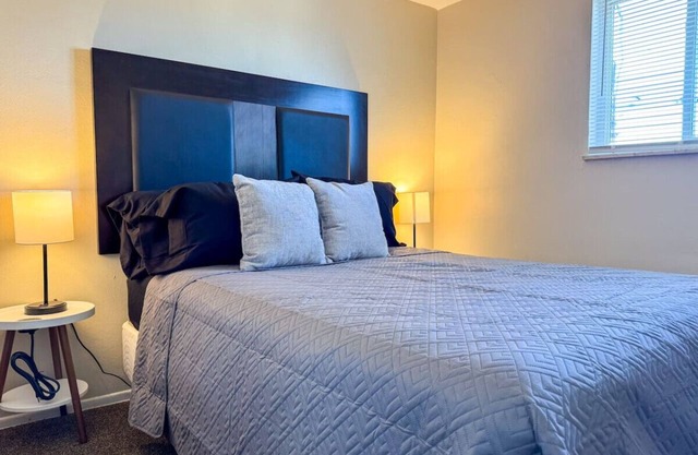 Sleeps 8! 2 Full Apartments w/3 Beds and Parking