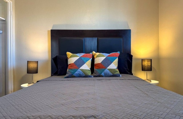 Sleeps 8! 2 Full Apartment, 5 Beds, Parking + WIFI