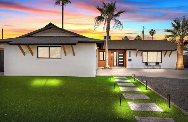 Sleeps 8, Modern Luxury, Near Old Town with Pool!