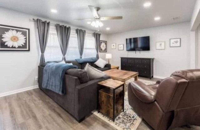 Sleeps 8: Pet Friendly: Minutes from TTU & Medical District