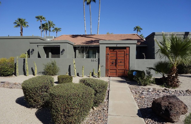 Sleeps 8 with Pickleball! 7 passenger mini van available!