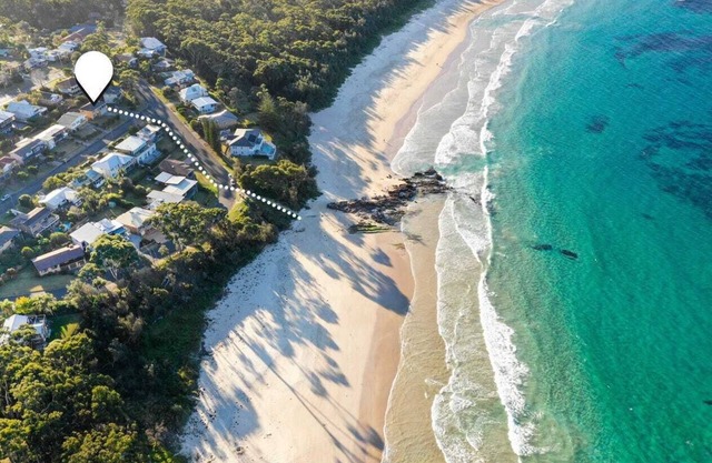 Slice of Heaven at Narrawallee - WIFI available & Outside dogs welcome