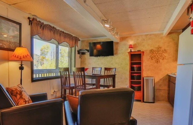 Slope side convenience and relaxation at its best! The Jacuzzi tub and memorable view is icing on the cake.