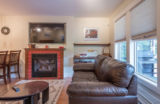 Slopeside Chalet Including a Private Suite - Features laundry, BBQ & 2 hot tubs