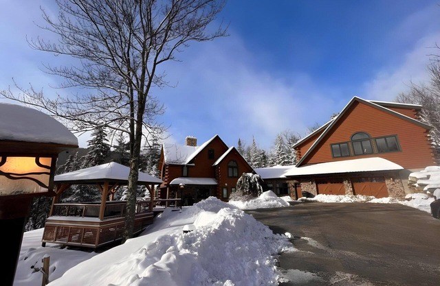 Slopeside Estate Luxurious Home in Killington - Ski On Ski Off, Hot Tub, Private Shuttle