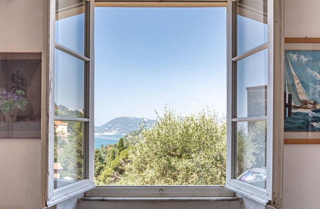 Small apartment overlooking the Sea, in the peace of the village of Pugliola.