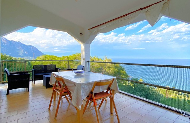 Small apartment with direct access to the sea