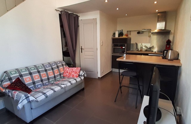 Small independent apartment 50m from Carro beach, with outdoor area.