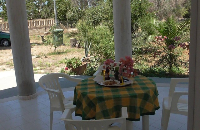 Small villa with enclosed garden in Parabita