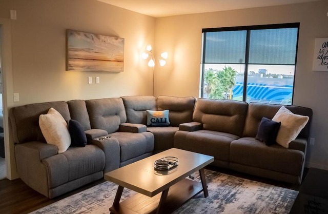 Smart & Luxurious ~ Mins to Disney ~ Queen Beds