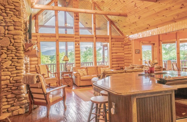 Smoke Rise Lodge · Lake Front, Luxury Cabin, Hot Tub, Great Views