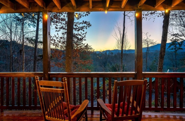 Smoky Mtn Holiday: Arcade, Hot-Tub, BBQ, Theater, EZ Roads, Fall Colors, Smokies