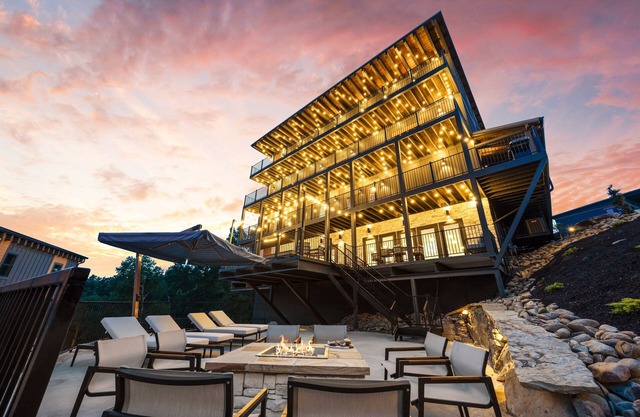 Smoky Mtn Ultra Luxury Cabin, IndoorPool, PS5, Waterpark, Pool Table, 8Bsleeps26