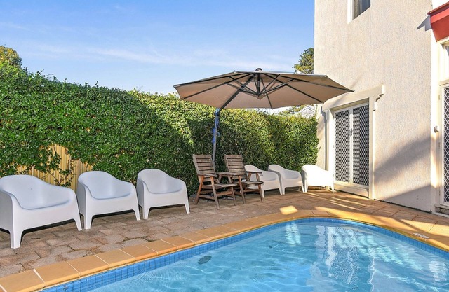'Smugglers no 9 ' - swimming pool + heart of Victor Harbor + beach!