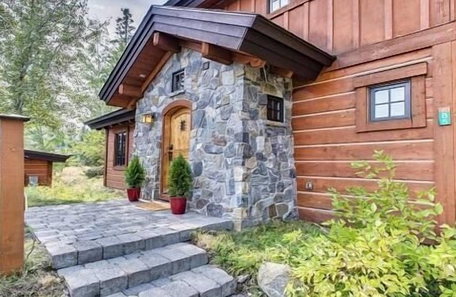Snow Pine Cottage - Delightful Cottage with Gas Fireplace