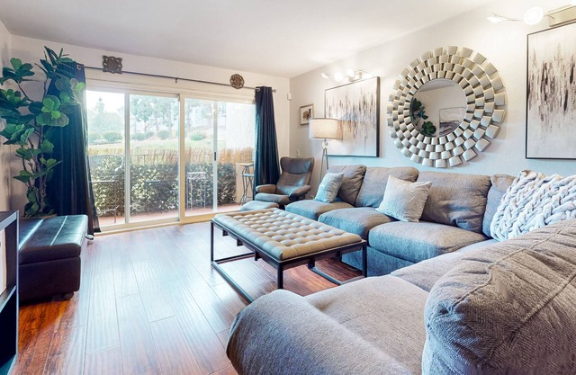 Snowbird-friendly condo w/ pool, hot tub, balcony, washer/dryer & tennis court