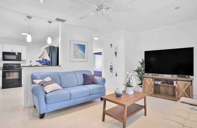 Snowbird-Friendly Home with Central AC, WiFi, Washer/Dryer & Patio