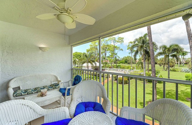 Snowbirds Welcome! Naples Resort Condo Near Golf