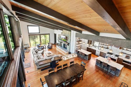 Snowghost Chalet Ultimate Luxury Ski In Ski Out 5BD 55BA with Hot Tubs Steam Room and Game Room