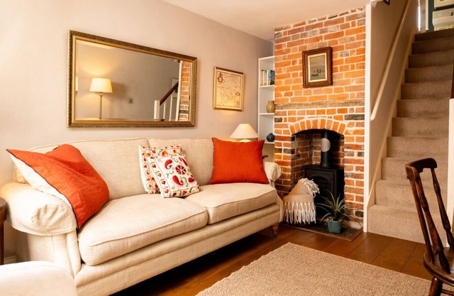 Snug Harbour Retreat with Courtyard & Log Fires