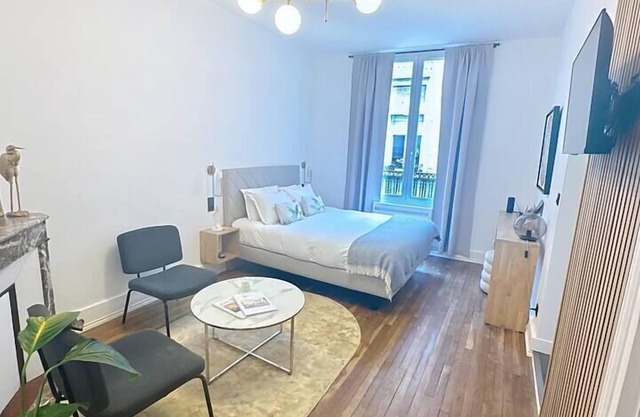 So Guest - Nail in the Iron, modern suite near the cathedral