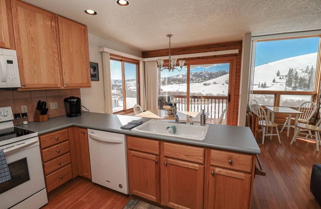 Soda Creek Condo - Family Friendly unit with pleny of space for everyone!