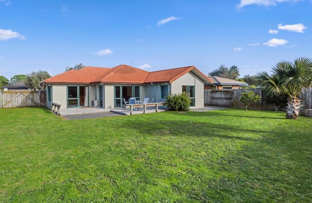 Sol Escape - Papamoa Beach Holiday Home