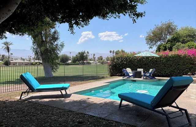 Soothing 3-bedroom house on golf course with AC & pool in Palm Desert