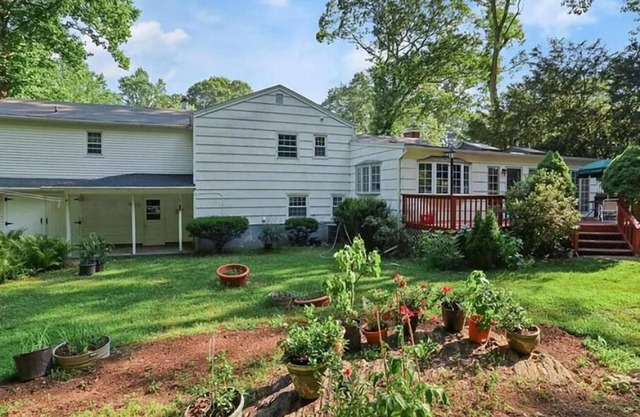 Soothing 4-bedroom house with AC in Trumbull